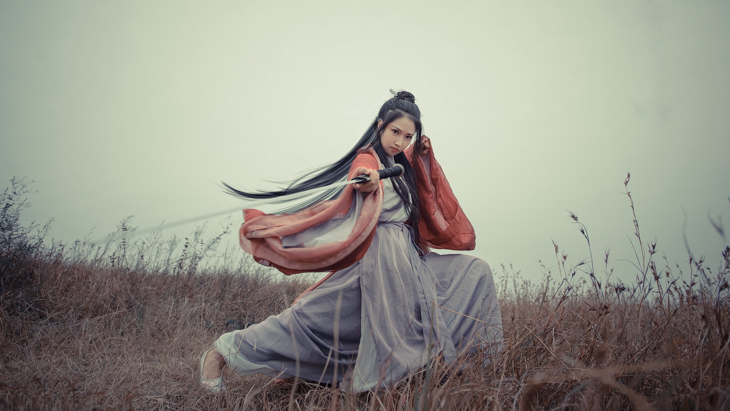 惊险的比赛中，球队依靠默契合作获得胜利