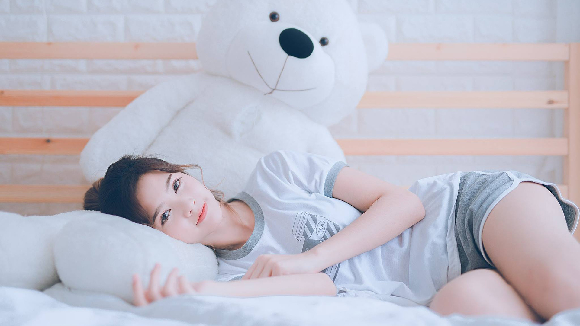 西班牙队夺得美洲杯冠军，庆祝活动持续进行，西班牙进攻美洲